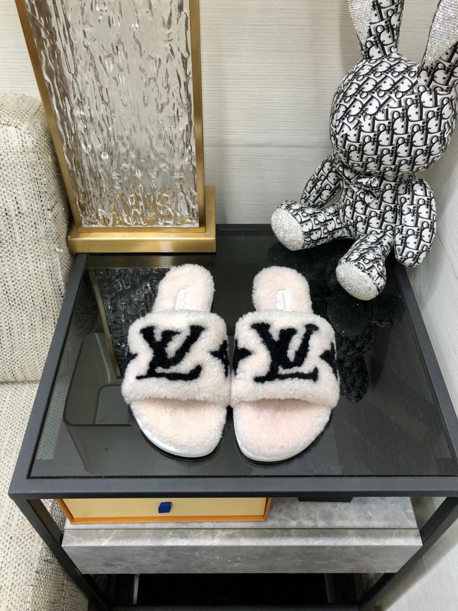 louis vuitton Women's Magnetic Flat Mule White For Women LV