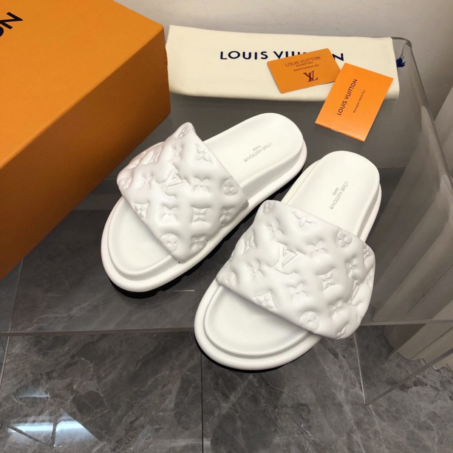 louis vuitton Women's Pool Pillow Flat Comfort Mule White For Women 1AABKV