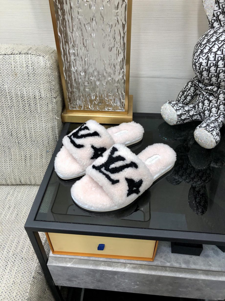 louis vuitton Women's Magnetic Flat Mule White For Women LV