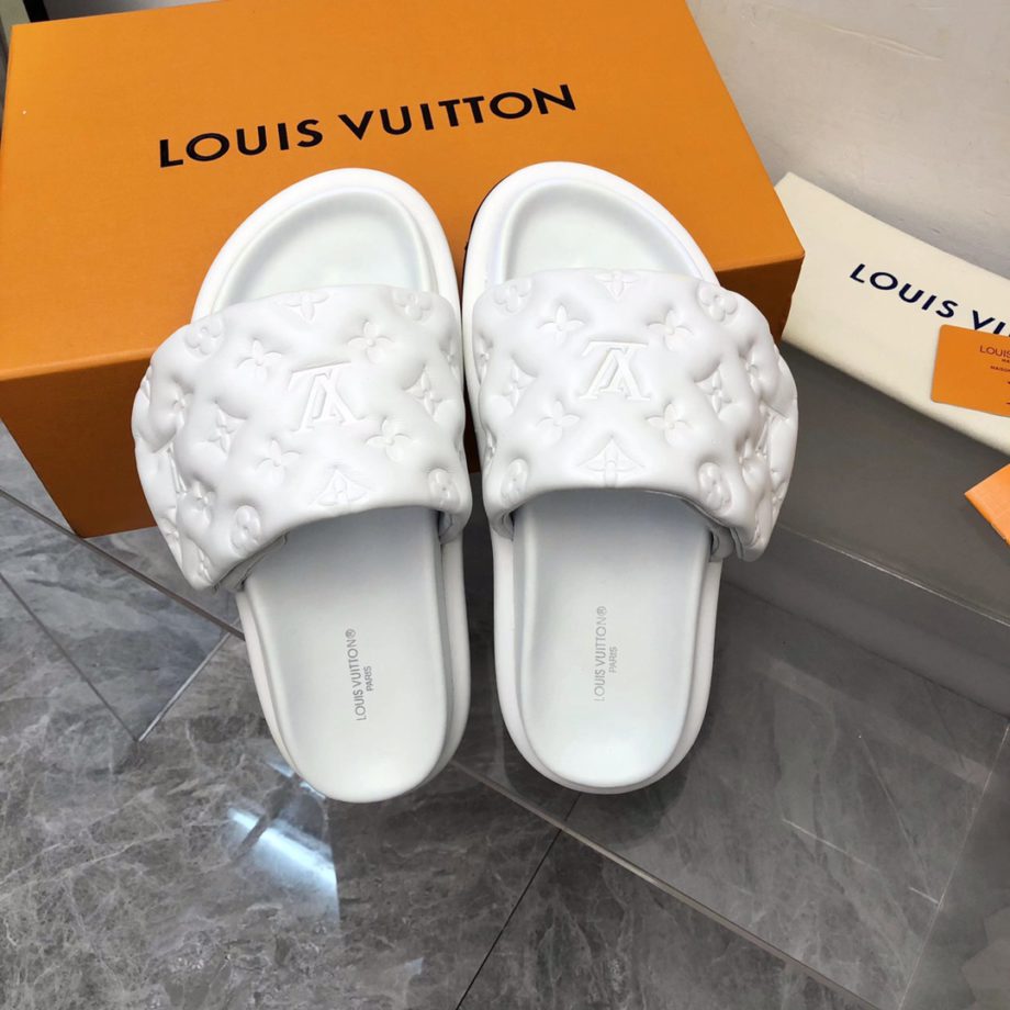 louis vuitton Women's Pool Pillow Flat Comfort Mule White For Women 1AABKV