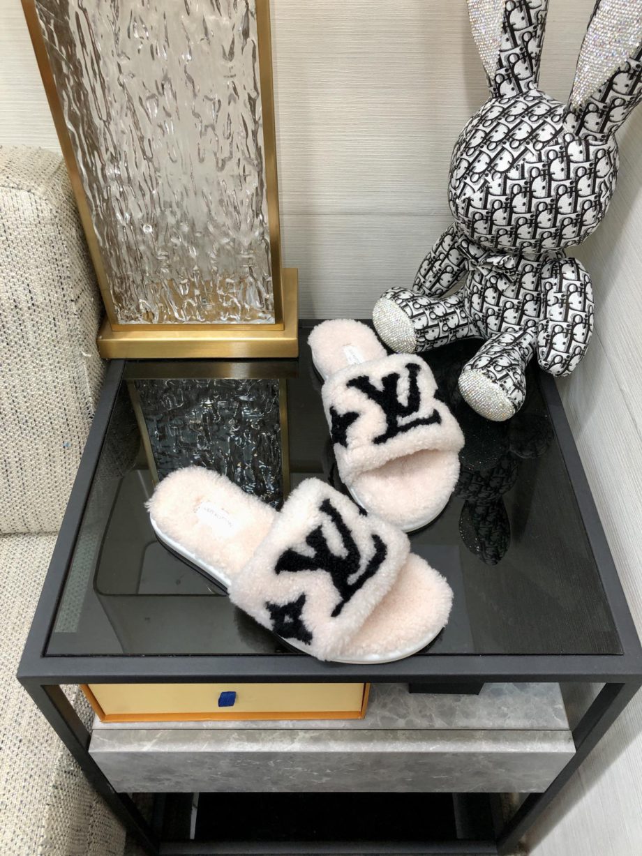 louis vuitton Women's Magnetic Flat Mule White For Women LV