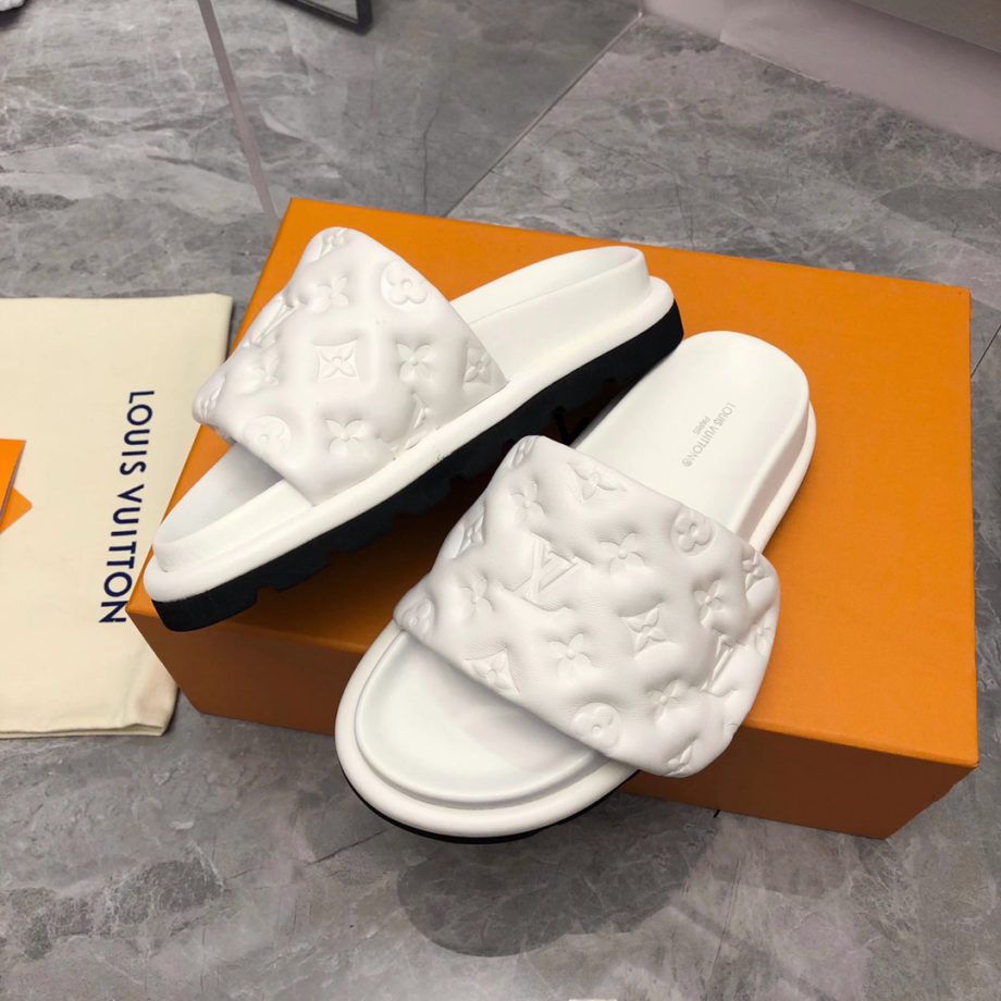 louis vuitton Women's Pool Pillow Flat Comfort Mule White For Women 1AABKV