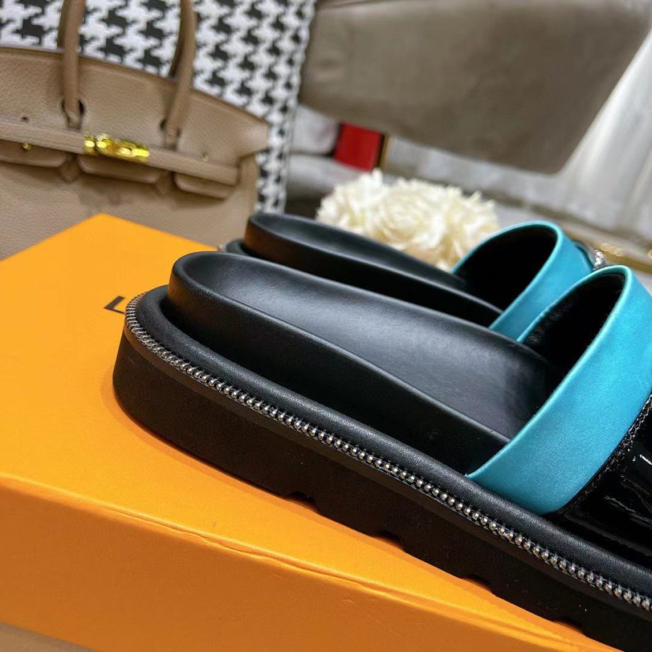 louis vuitton Women's Pool Pillow Flat Comfort Mule Blue For Women LV
