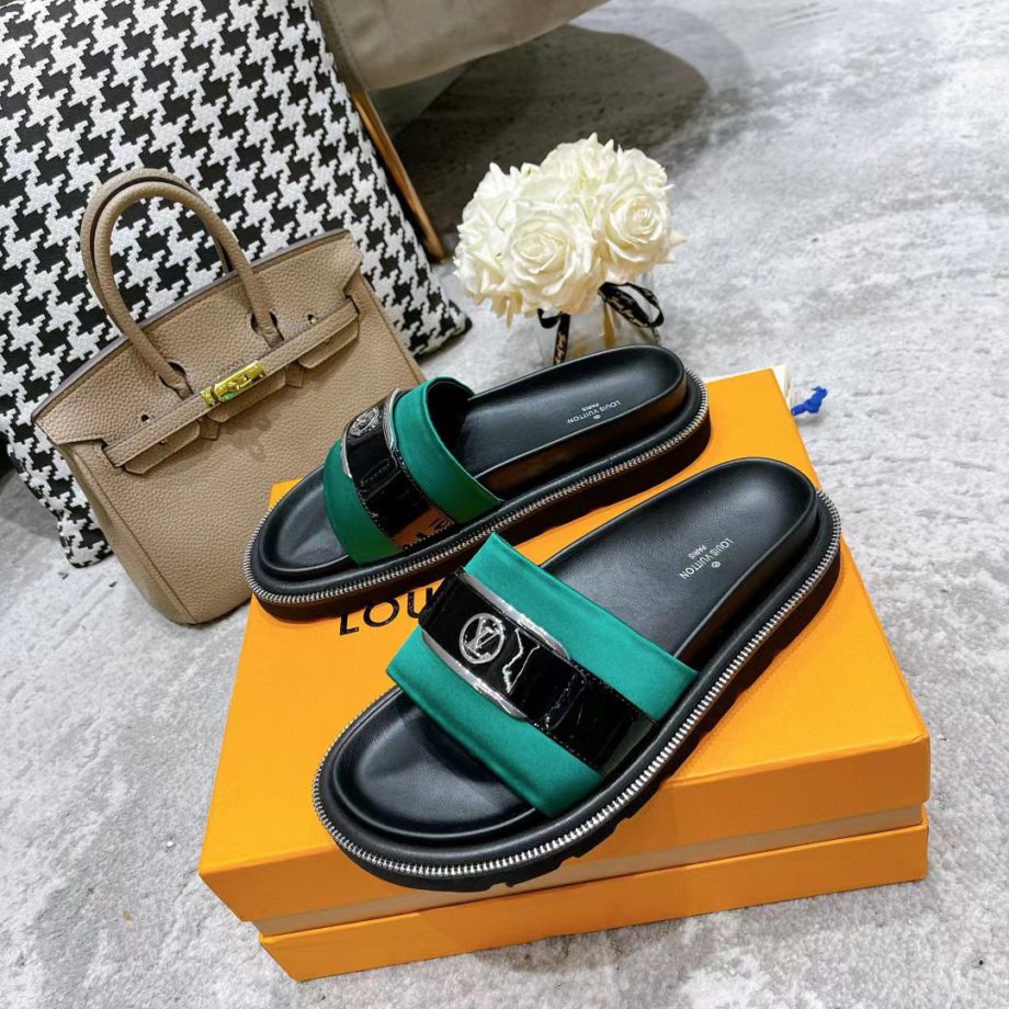 louis vuitton Women's Pool Pillow Flat Comfort Mule Green For Women 1AA0SY