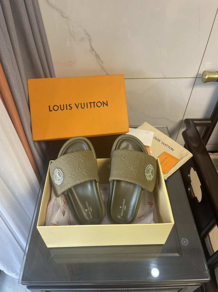 louis vuitton Women's Pool Pillow Comfort Mule Green For Women LV