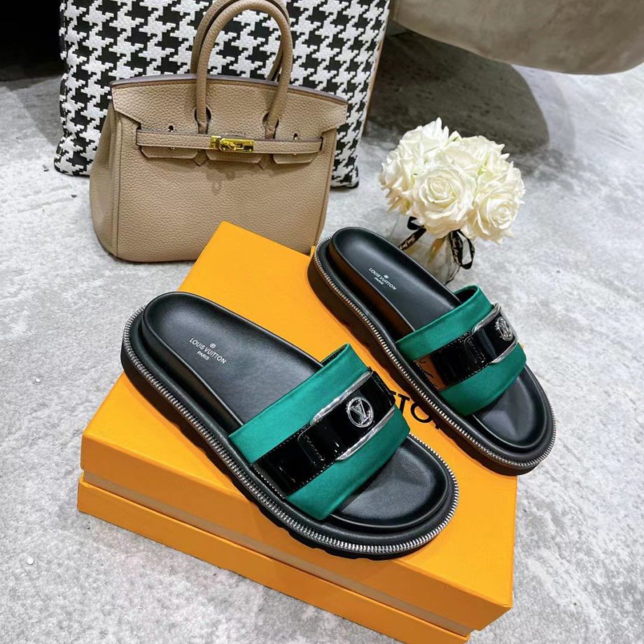 louis vuitton Women's Pool Pillow Flat Comfort Mule Green For Women 1AA0SY