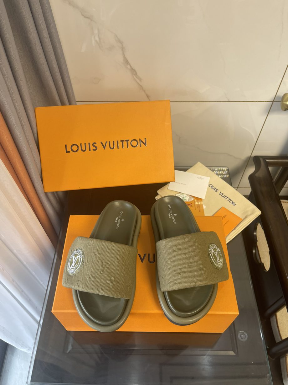 louis vuitton Women's Pool Pillow Comfort Mule Green For Women LV